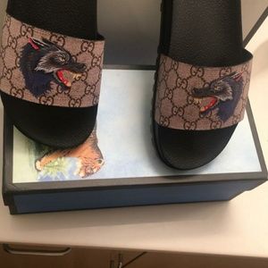 gucci gg supreme slides with wolf